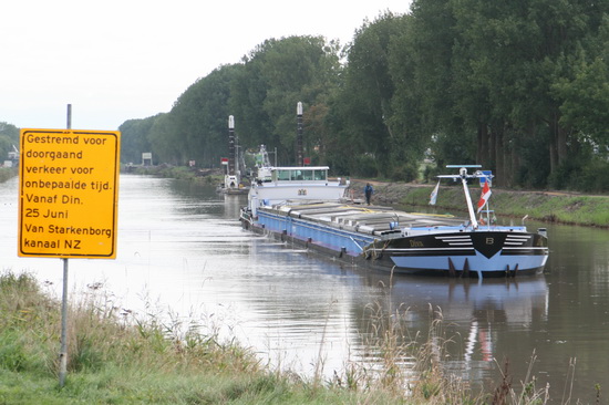 Er ligt inderdaad een binnenvaarder, de "DIVA", te wachten.... Op de brug wordt koortsachtig gewerkt, de "Diva" heeft iets minder vlot voorrang dan in normale omstandigheden....