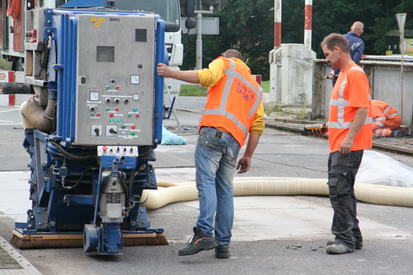 Er is o.a. een groot apparaat actief met onderaan borstels. Maar wat het effect nou exact is....