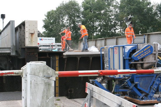 Even aangepast werken op de brug, zodat ie omhoog kan, de "Diva" moet er (onder)door!