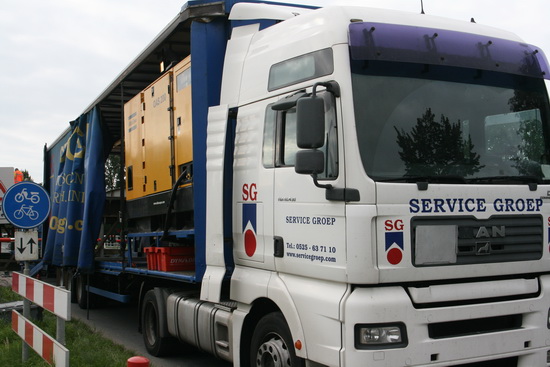 Prachtig, zo'n moderne truck met oplegger waarbinnen geavanceerde machines staan ingeschakeld!