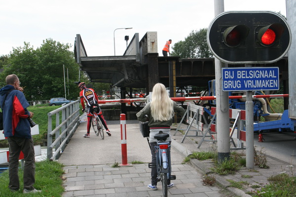 Intussen is de "Diva" aan de westkant van de brug tevoorschijn gekomen, komt er een eind aan het wachten....