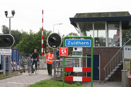 Kijkje aan de westkant waar het langzame verkeer vanuit Zuidhorn noordwaarts gaat. Het brugwachtershuisje wordt ook even weer gebruikt....