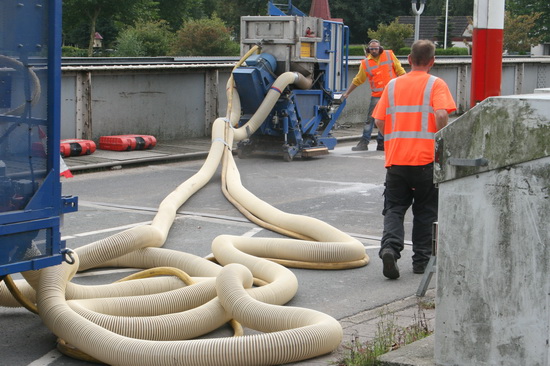 Links op de foto een 'aanjager' die waarschijnlijk lucht zuigt uit de lange slang. Een soort stofzuiger? Verhitter? Of is het niet zuigen, maar blazen???!