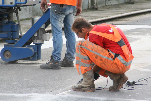 Precisiewerk in niet zo'n gemakkelijke werkhouding..... 