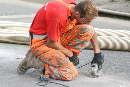 Zo is beter te zien wat de oranjerode specialist op de brug aan het doen is....