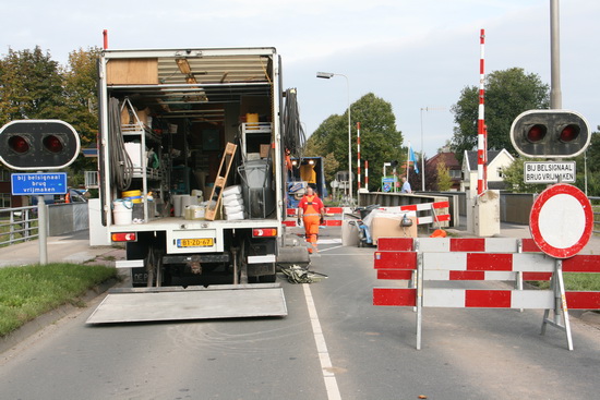 Blik vanaf de Zuidhornkant op de werklustdemonstratie op de verkeersbrug, gestremd voor het snelverkeer.