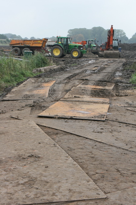 De vroegere Mokkenburgweg aan de zuidkant van de spoordijk verdwijnt langzaam maar zeker. Nog even en er resteren louter herinneringen...