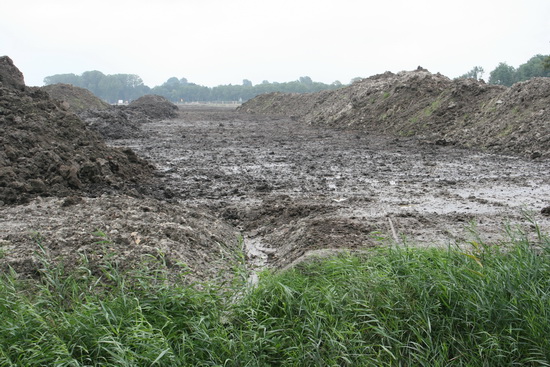 Hier lijkt het Datematerrein nog steeds een modderwoestijn, maar het vernieuwde perceel krijgt gestalte.