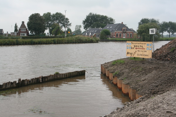 De kanaalverbreding gedeeltelijk in beeld. Bij Tolhek blijft het enigszins nauwer. Alhoewel....