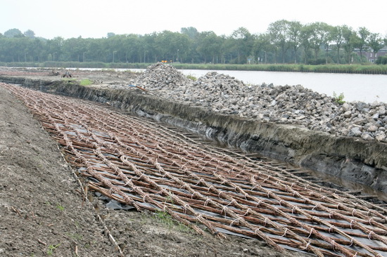 Hier nog niet veel veranderingen. Komen die steenbrokken nou op het vlechtwerk?