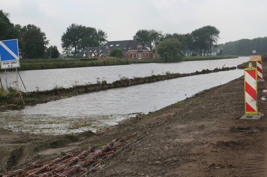 Nog even weer achterom kijken, van oost naar west. Onderdeel van de verruiming van de vaarroute Lemmer-Delfzijl...