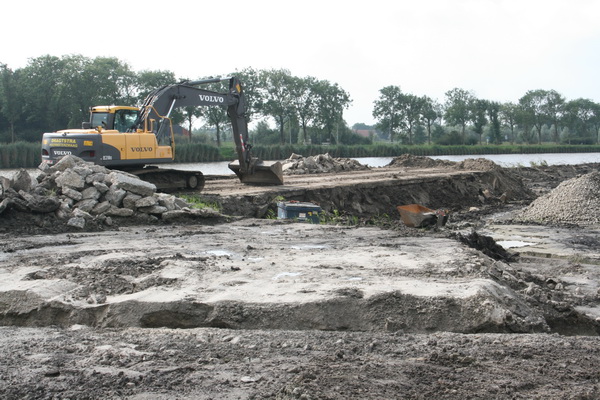 Hier het laatste deel van de oude kanaalweg tussen spoorbrug en Tolhek. (Waarschijnlijk is dat nu, 25/09, ook al verdwenen....)