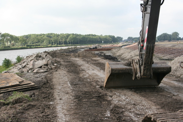 Nog even bewust een kiekje gemaakt, historisch moment. De forse schep op het genoemde laatste stukje oude kanaalweg....
