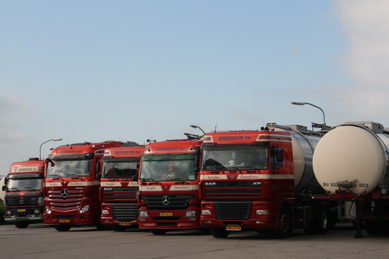 De Burgler-tankwagens genieten van de zondagrust. De maandag nadert met rasse schreden...