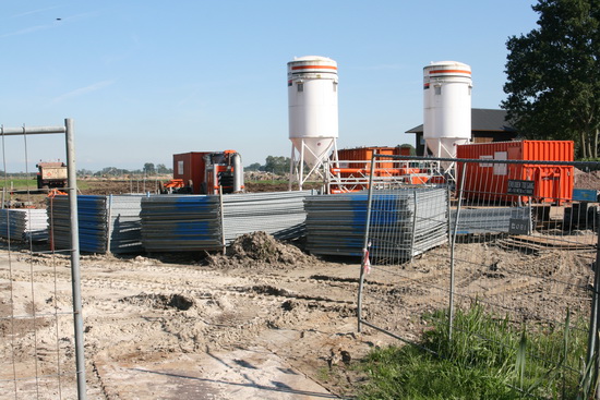 De plek waar Langestraat 9 en 11 werden gesloopt, nu bij zonlicht. Wat een heerlijke herfstdag, maar de meeste verkeersdeelnemers hadden wel iets anders om op te letten. Wegversmalling, verkeerslichten, filevorming op de N355, wachten vanuit het dorp....