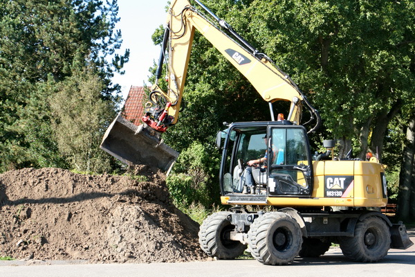 Pal naast de laatste bocht van de Langestraat ligt een enorme bult aarde, waar een grijper mee "aan het spelen" is... Bedoeling? Op de Langestraat Zuid neerleggen om het verkeer 'overtuigend' om te leiden?