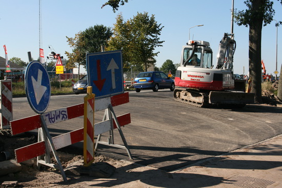Dit is dat nieuwe verbindingsstuk tussen parallelweg en N355. Hier kunnen de bewoners van het zuidelijkste stukje van de Langestraat, de Rijksstraatweg en het Van Starkenborghkanaal NZ gebruik van maken om op de N355 te komen.