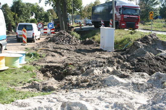Overigens is ook bij deze kabelwanorde de gehavendheid van het dorp niet over het hoofd te zien...