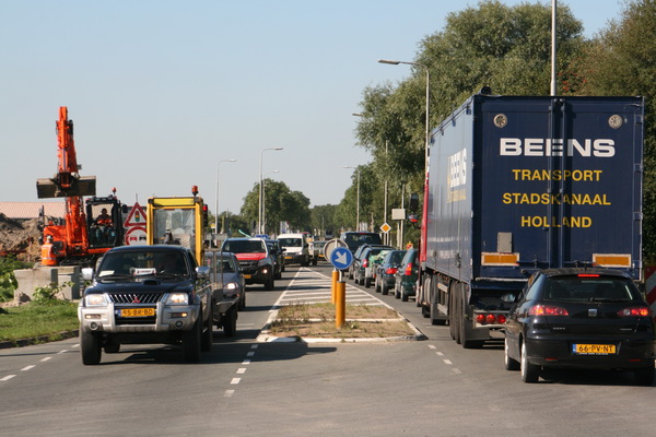 ... soms valt het tegen.... Kom je vanuit het dorp nauwelijks de weg op, of erover.... Dit leed is dit weekeinde voorbij, kan de omleidingsweg worden gebruikt, maar moeten de motorvoertuigen wel allemaal vanuit het dorp via Langestraat Noord naar elders...