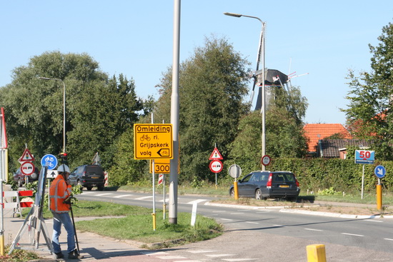 Een GMB-medewerker is bezig de laatste puntjes op de i van omleiding te zetten, heerlijk in het herfstzonnetje...