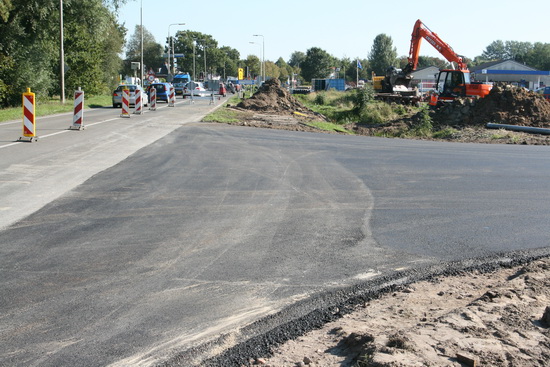 Dit is de noordelijke aansluiting van de omleidingsweg op de N355, ter hoogte van de koren- en pelmolen "Fortuna". Vanaf zaterdag 28 september in gebruik! Volg de borden! (Dit is een voorlopige versie van de omleidingsweg, er wordt later nog een deklaag aangebracht.
