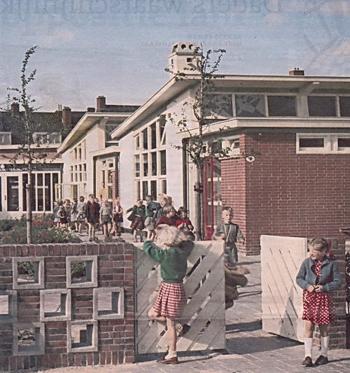 Deel van een foto bij het artikel van Gea Meulema: De Jan Evert Scholtenschool aan de Huygensstraat in Groningen.