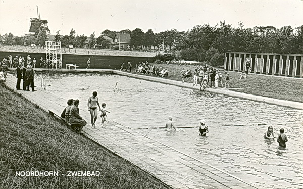 Diploma zwemmen in het Noordhorner bad, 1966. Badmeester Jansma staat bij het groepje volwassenen, linksboven op de foto.