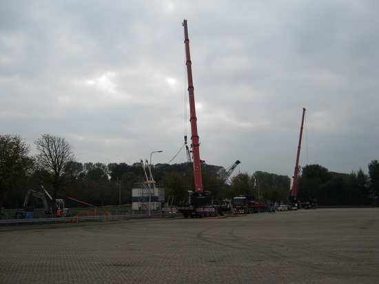 Vrijdagmiddag, niet veel veranderingen bij de plaats waar de gasbuis wordt verzonken. Het kanaal wacht..... Op de parkeerplaats twee teruggekeerde Wagenborg-kranen, verbonden met de te verzinken buizen.... In de wachtstand!