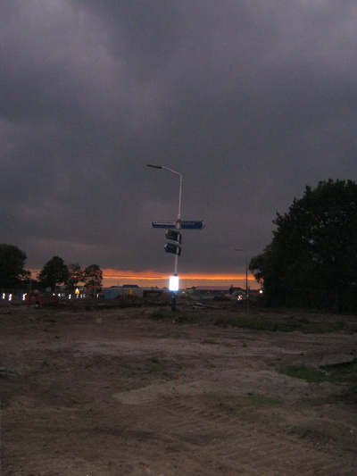 Het doet komisch aan, zo'n wegwijzer die voorlopig weinig te wijzen heeft.... Blijft ie staan als monument? Of is het onduidelijk wie tot verwijdering dient over te gaan?