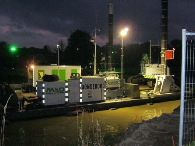 Nog steeds wordt het werkeiland van Martens en Van Oord gebruikt om te baggeren. Het is na 19.00 uur, het scheepvaartverkeer ligt stil. Maakt het baggeren (met GPS-systeem verzekert een aanwezige) effectiever.
