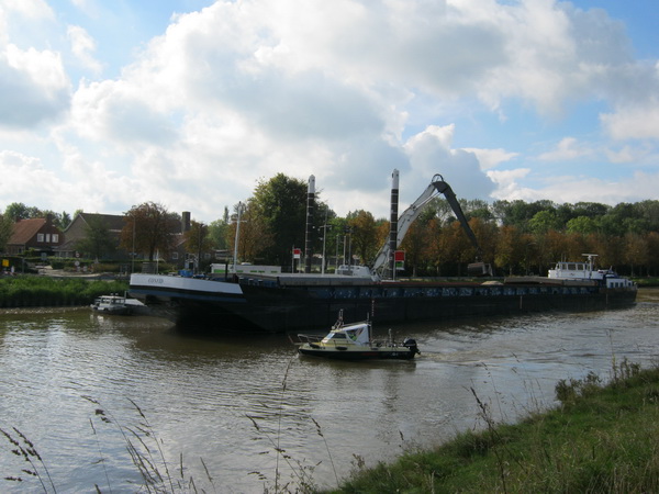 In het Van Starkenborghkanaal nog steeds geen reguliere scheepvaart. Wel is zaterdag al de "Confid" (ruim 1600 ton) aangemeerd, met zand. Daarmee moeten de buizen van Gasunie en Enexis op de kanaalbodem worden bedekt. De peilboot "Geo Spider" is nog steeds actief. Controle op het blijven liggen van de buizen?