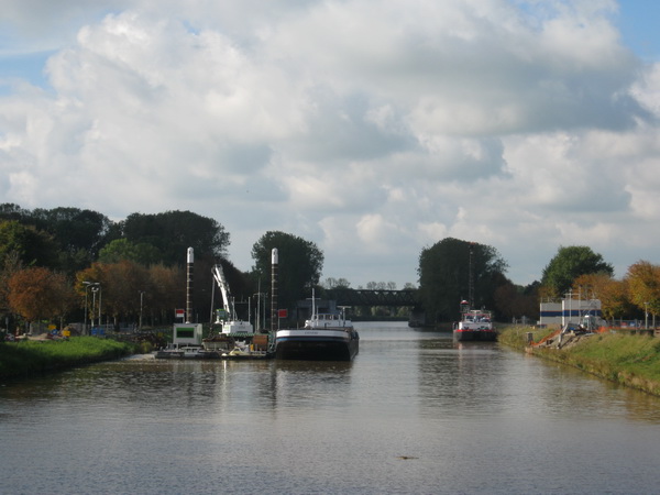 Vergezicht vanaf de brug met het werkeiland + grijper van Martens en Van Oord, binnenvaarder "Confid" en rechts de hijskraanboot "Redbad". Of de verkeersbrug na zo'n weekend rust nog wel omhoog wil, piepend en steunend? We zullen het gauw genoeg weten...
