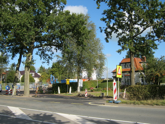 Hier de tijdelijke verbinding van de N355 met de parallelweg ernaast. Vooral bedoeld voor de latere betonauto's en de bewoners aan de Langestraat Zuid, de Rijksstraatweg en het Van Starkenborghkanaal NZ. De sluiproutefunctie is al door menigeen ontdekt.... Geen wonder met al die rioleringstoestanden elders in het dorp....