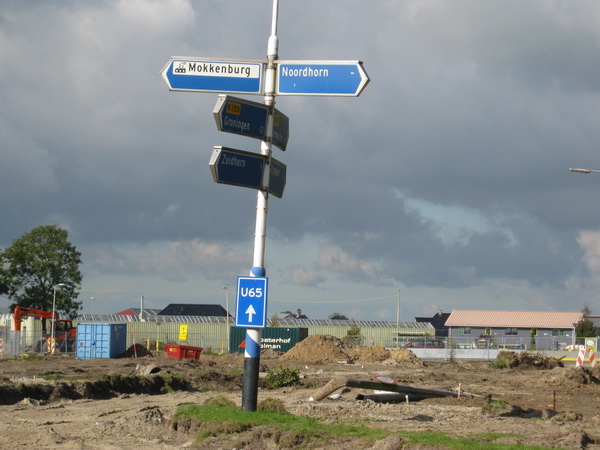 De fier overeind staande handwijzer van de ANWB te midden van een 'woestenij'...... Hier heeft het geen zin "valse" richtingen aan te geven....