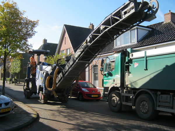 Aan het eind van de Nieuwstraat, of het begin, bij de Langestraat, is er ongewone verkeersdrukte. Er staat een vreemdsoortig apparaat te wachten. Tegelijkertijd de doorgang versperrend. (Jan Tempel Jzn treedt op als gelegenheidsverkeersagent) 