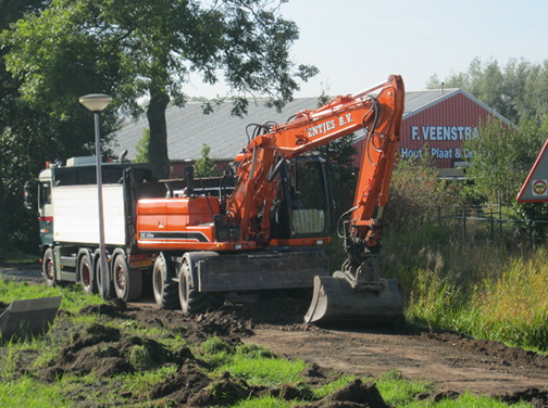 De doorgang via de Mokkenburgweg is versperd. Ook hier wordt het asfalt weg geschraapt. Minder professioneel, even afdoende.... Dan maar via de parkeerplaats van Frank Meester en de Handelsweg.
