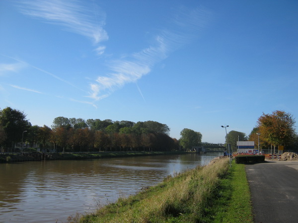 Het Van Starkenborghkanaal is bij de verzinkingsplek weer helemaal vrij. De buizen zijn voldoende bedekt met zand en andere aarde. Aan weerskanten moet nog wel worden aangesloten...