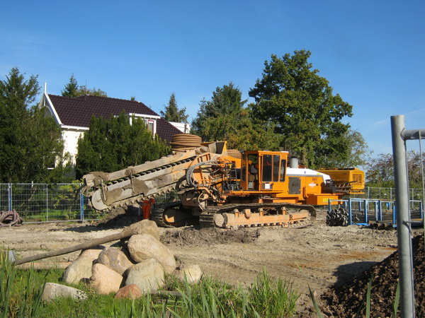 Op het tunnelterrein zien we ook al weer zo'n merkwaardige machinerie voorbij kruipen.... Van het middenterrein naar oost. Wat is dit nou weer voor uitvinding??!