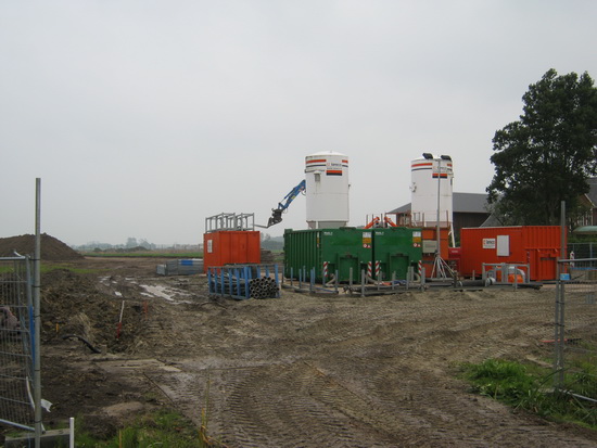 Aan de oostkant van de Langestraat Zuid, waar de Lareco-silo's en containers domineren, is het rustig. Alleen maar een blauwe grijper die betonplaten van hier naar het middenterrein brengt. 