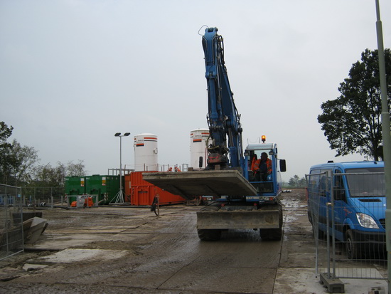 Een van de laatste betonplaten deze vrijdagmiddag. Maandag maar voltooien. Ik zie het nog niet voor me, die nieuwe verkeerssituatie. Eerst zien...