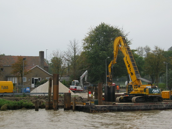 Hier ligt Sterk nog steeds te heien.  Natuurlijk moet de aansluiting van de nieuwe leidingen voor 100 % goed gebeuren. 