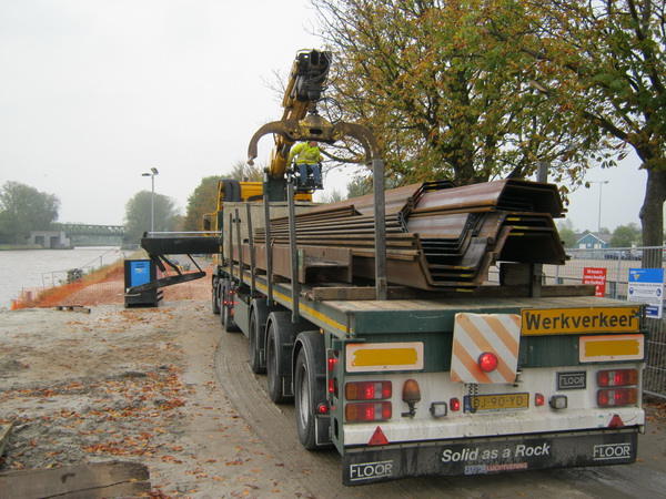 In ieder geval is er een forse vrachtwagen ingeschakeld voor het vervoer van de balken en de platen, ten behoeve van Sterk.