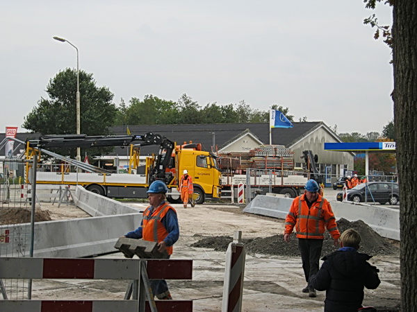 Pas tegen een uur of vier in de gelegenheid poolshoogte te nemen bij de drukte op het tunnelterrein.  De maandagwerkzaamheden worden afgerond, er worden hekken geplaatst om illegaal gebruik van de omleidingsweg te voorkomen.