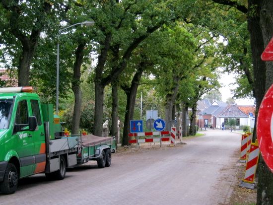Het door aloude eiken omzoomde deel van de Langestraat Zuid is nog steeds versmald vanwege werkzaamheden ter plaatse. Er is zelfs een fietsstrook gemaakt aan de westkant, met een minimale breedte. (Zou in Madurodam niet misstaan...)
