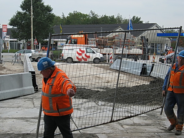 De blauwhelmen van de GMB sluiten de toegang tot de nieuwe betonplatenweg af. Voortijdig gebruik niet toegestaan...