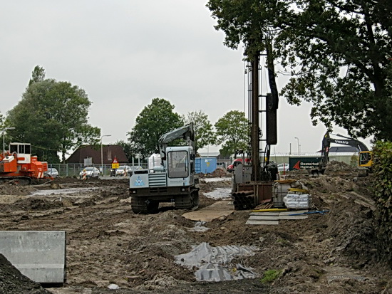 Verderop richting aan te leggen rotonde is op het tunnelterrein volop activiteit. Iets met buizen en ook nog steeds met bentoniet, bedoeld om de tunnelwanden niet-waterdoorlatend te maken.