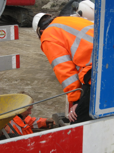 Assistentie van een witte helm, niet in de put, dit is een eenmansgat....