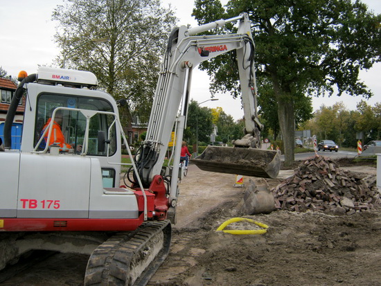 Met zo'n behendige grijsrode dragline wordt het terrein hier 'aangeharkt'. De glascontainers zijn inderdaad afgevoerd.