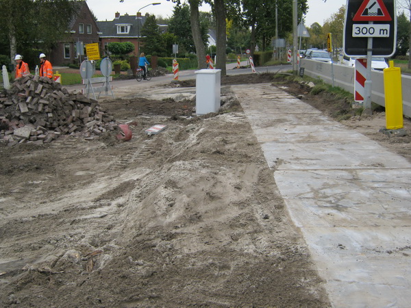 Op deze foto is ook een deel van de fietsroute te zien. Voor ouders met kleinere kinderen die zelfstandig fietsen niet bepaald een geweldige oplossing. 