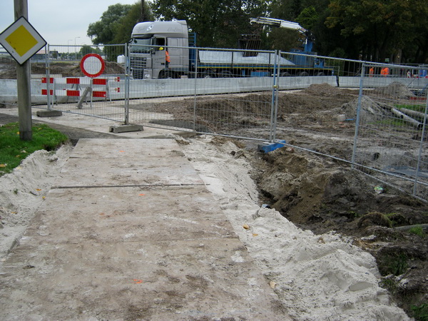 En dit is het deel van het fietspad als je naar het noorden kijkt, ter hoogte van de fietsoversteekplaats bij de N355. Het wordt pas overzichtelijker, als alle belemmeringen zijn weggehaald. Ingangsdatum?